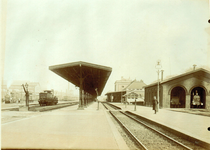 808260 Gezicht op de perrons van het S.S.-station Tilburg te Tilburg, met geheel rechts de locomotiefloods en links op ...